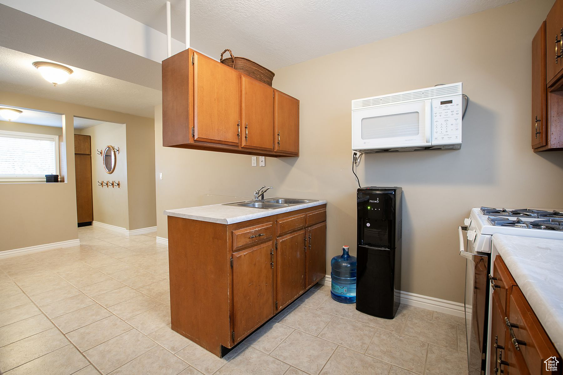 Centerville, Utah 84014, United States, 4 Bedrooms Bedrooms, ,2 BathroomsBathrooms,Residential,Pending,86397