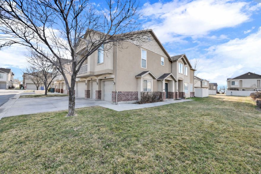 Bright and beautifully maintained North Salt Lake condo with high ceilings and an open layout. Main bedroom includes a full bathroom with double vanity and walk in closet. Resort-style HOA amenities including pool, clubhouse, and fitness center. Prime location near shopping, dining, and freeway access.