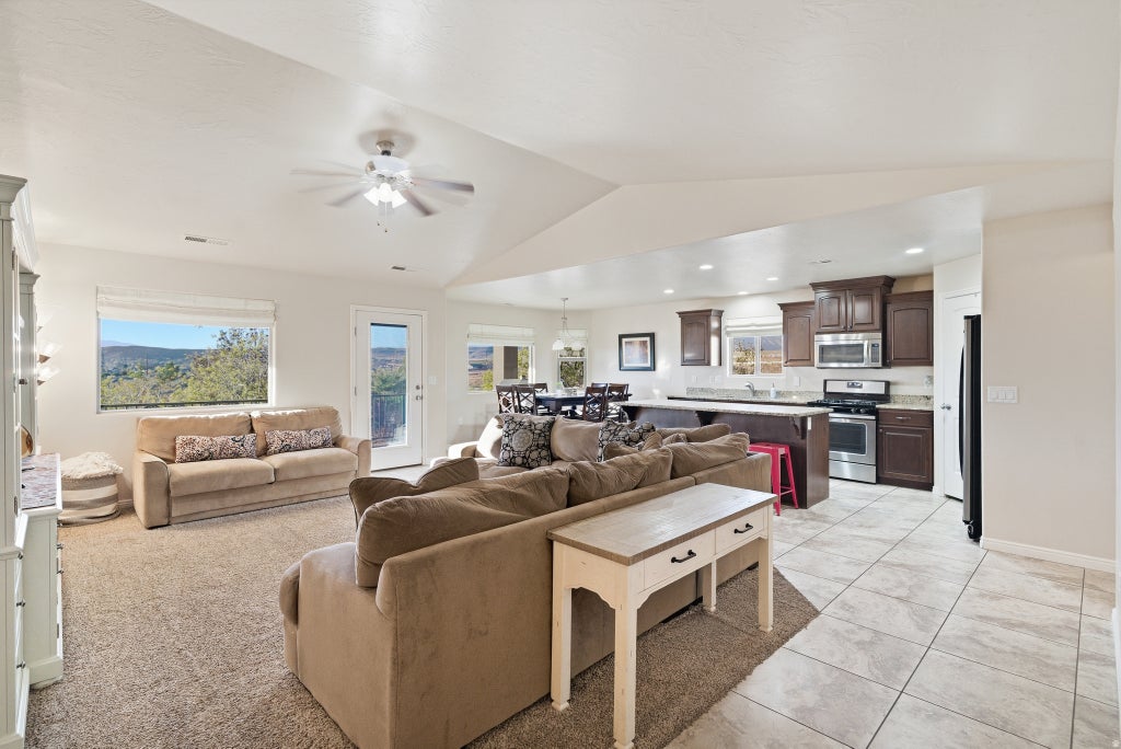 Photo of 1025 N RUBY PL, Washington, UT 84780 (MLS # 2183637)