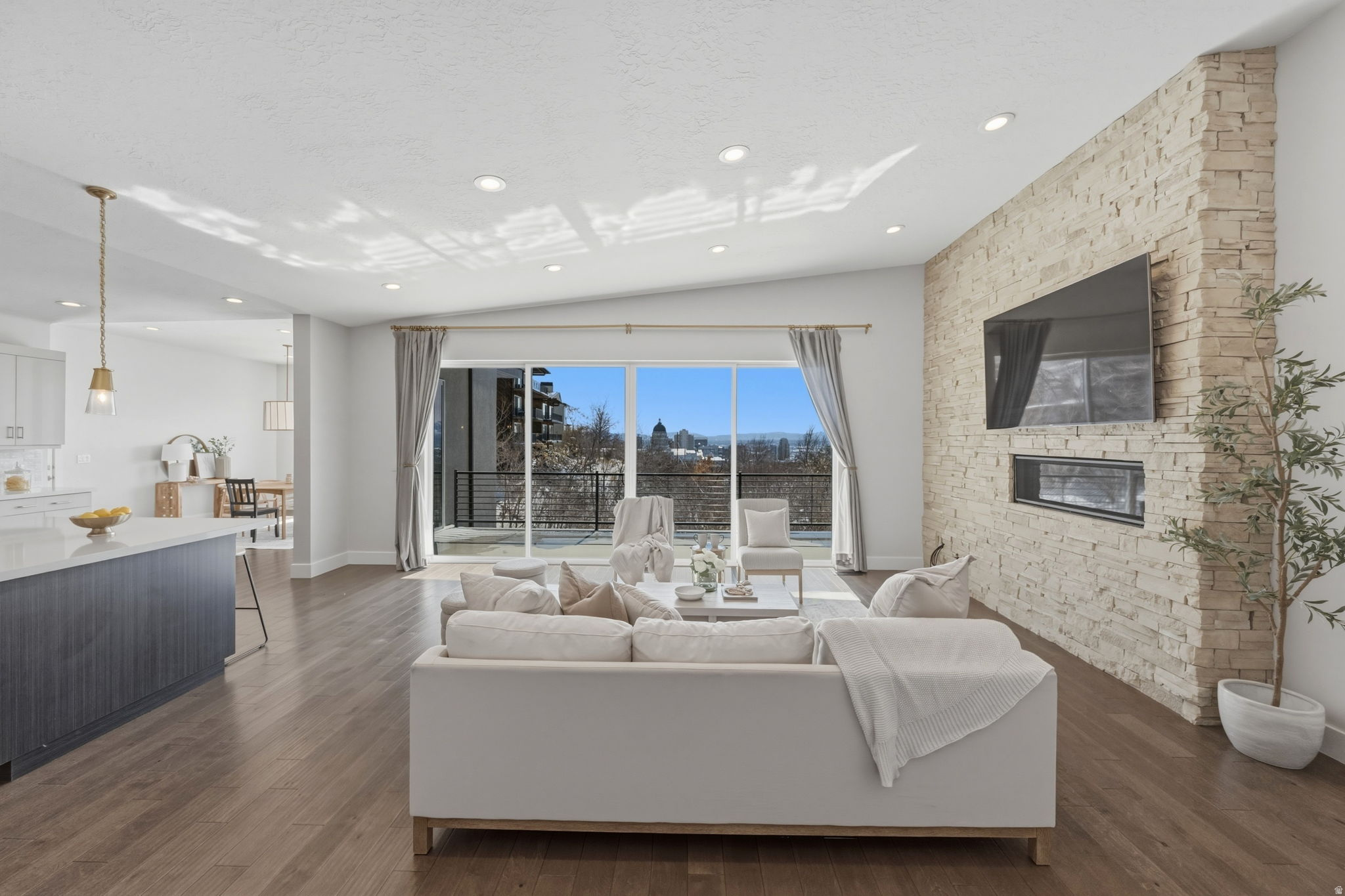 COLUMBUS COURT - Residential