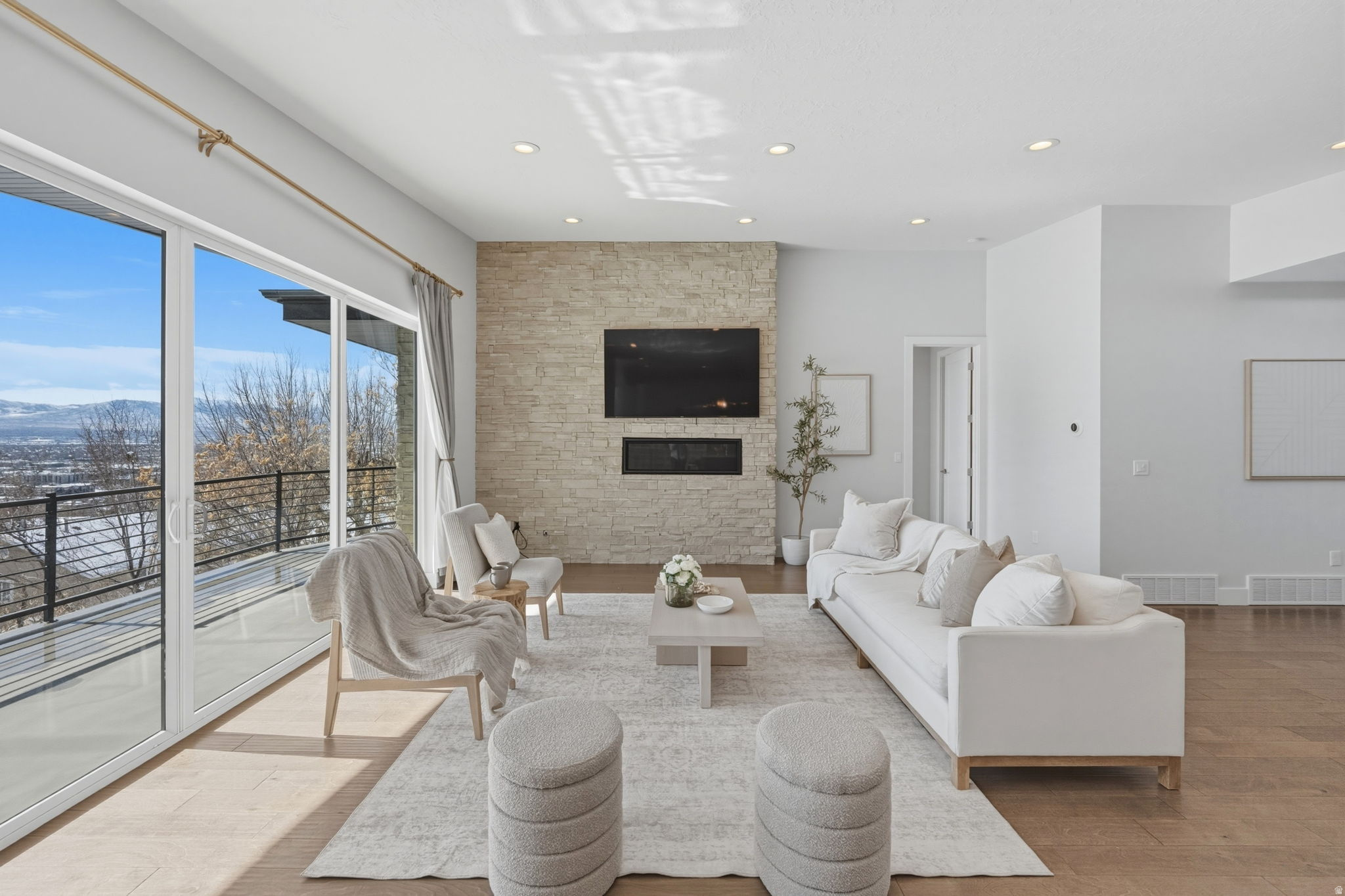 COLUMBUS COURT - Residential