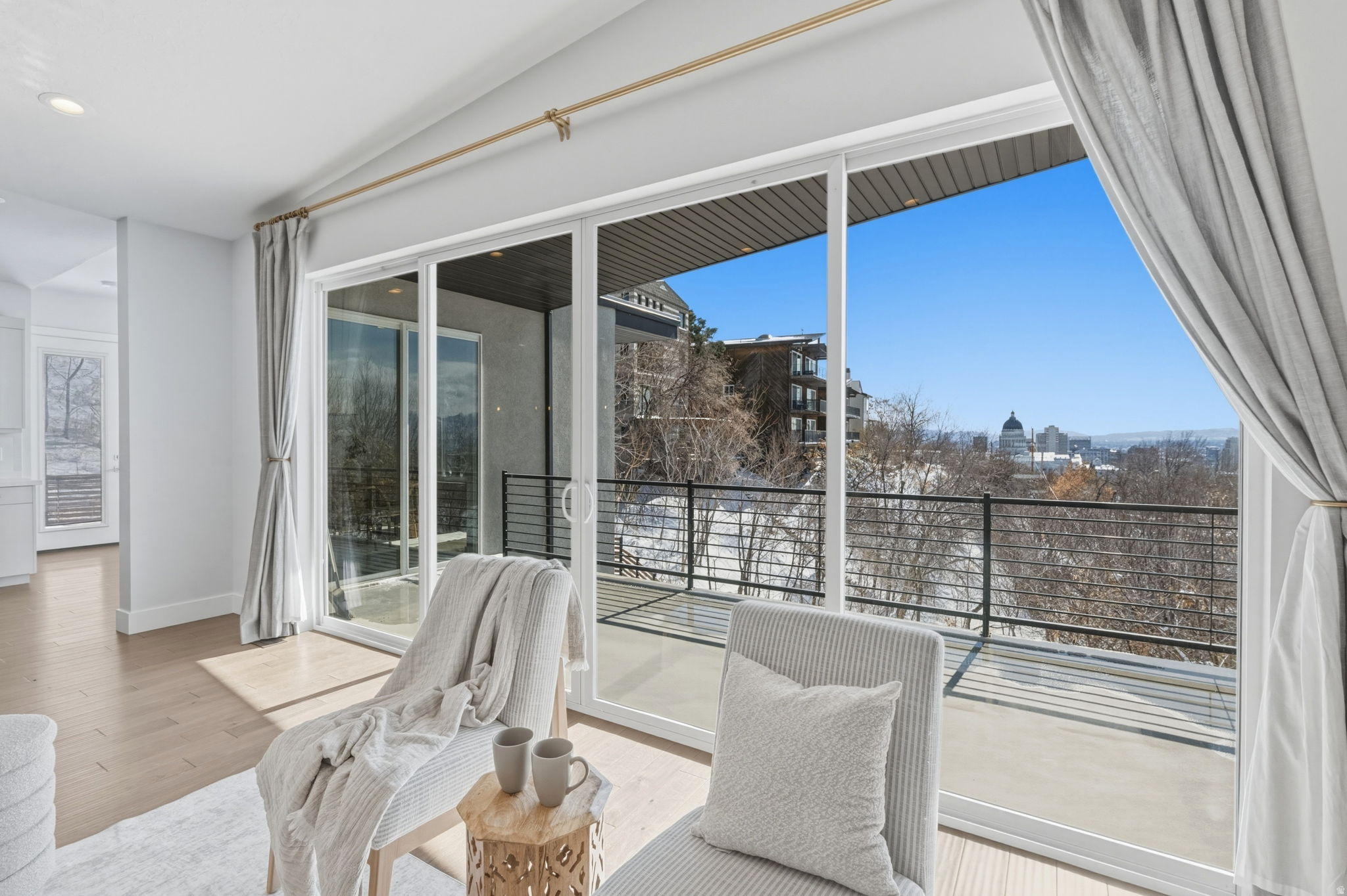 COLUMBUS COURT - Residential