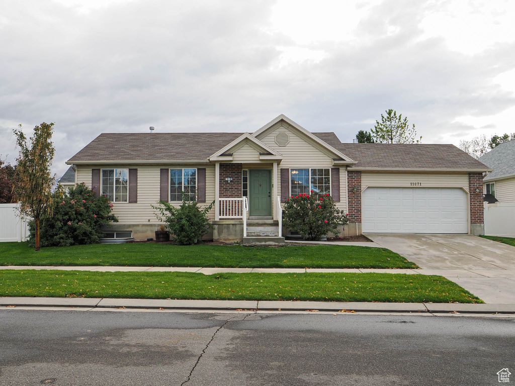 Photo of 11671 S CLINTWOOD DR, Draper, UT 84020 (MLS # 2119652)