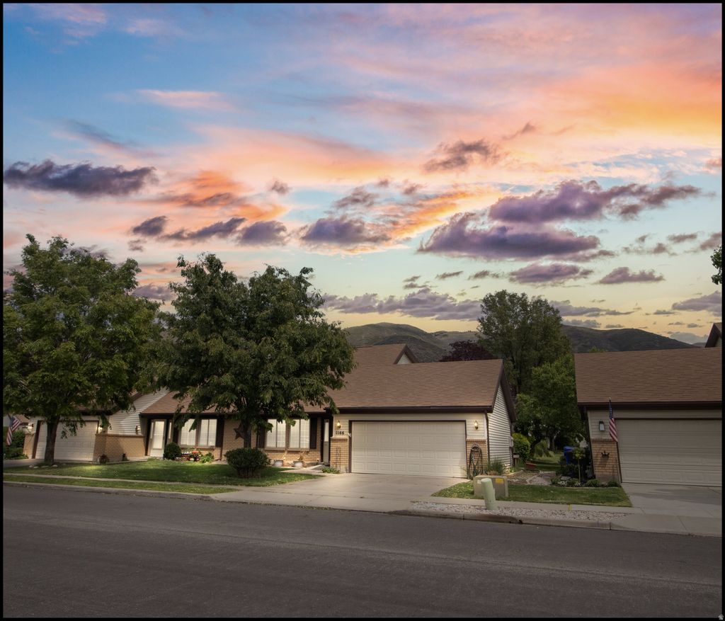 Photo of 1166 N 700 W, Centerville, UT 84014 (MLS # 2156832)