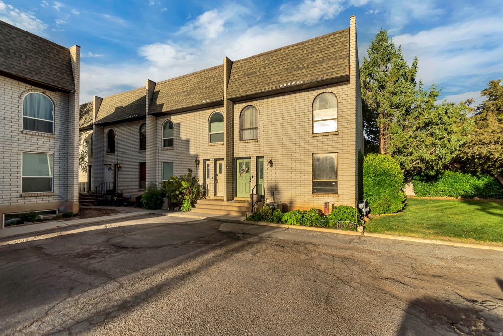 Photo of 1554 S MONROE BLVD #C2, Ogden, UT 84404 (MLS # 2153961)