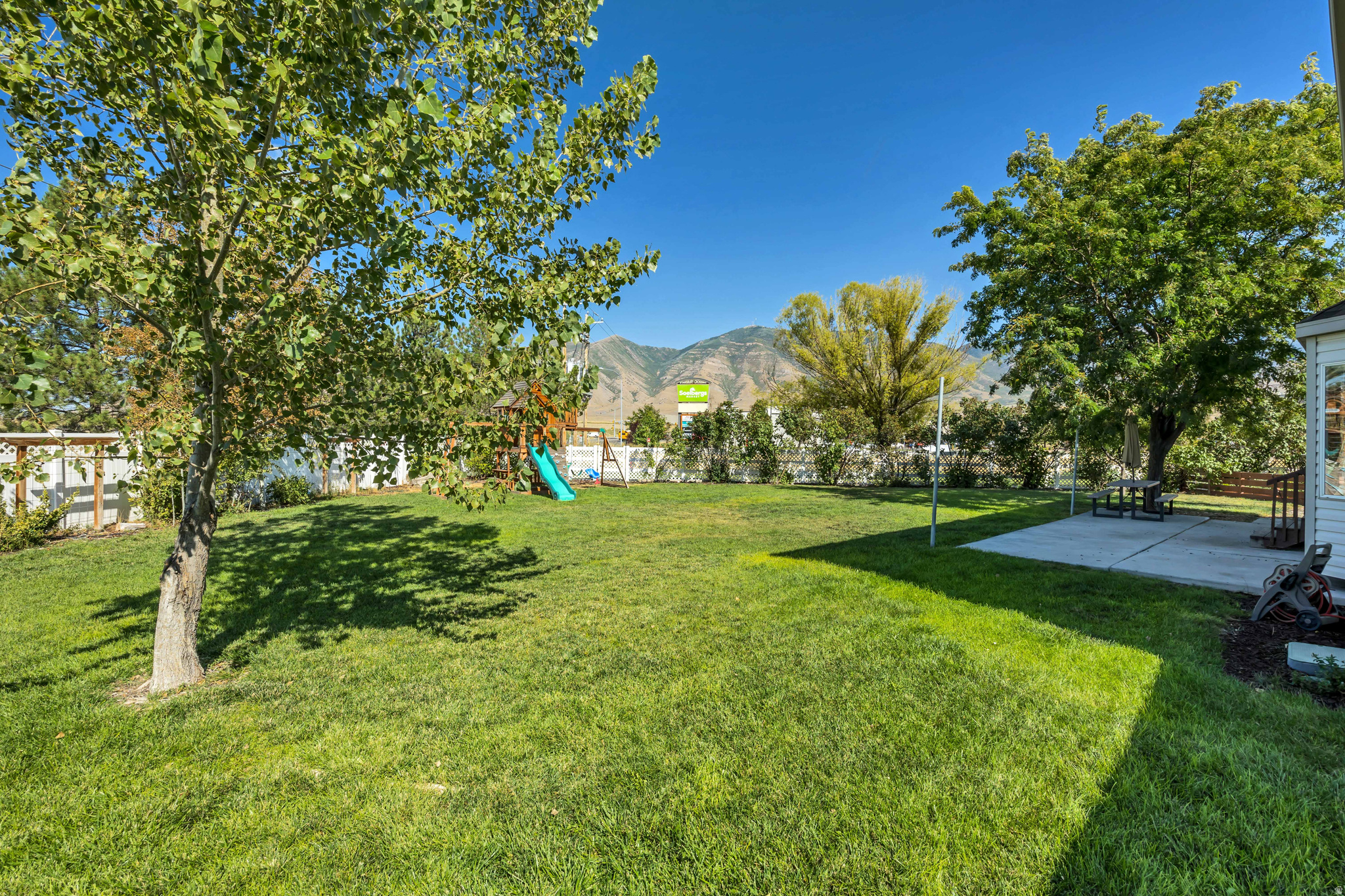 GATEWAY NEIGHBORHOOD - Residential Lease