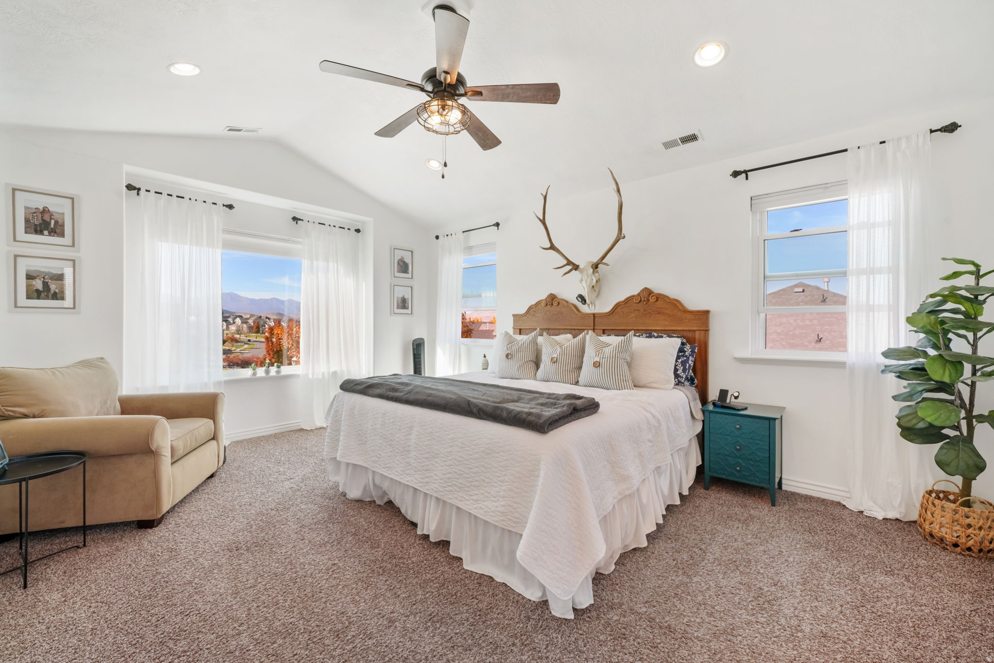 THE BENCHES - Residential