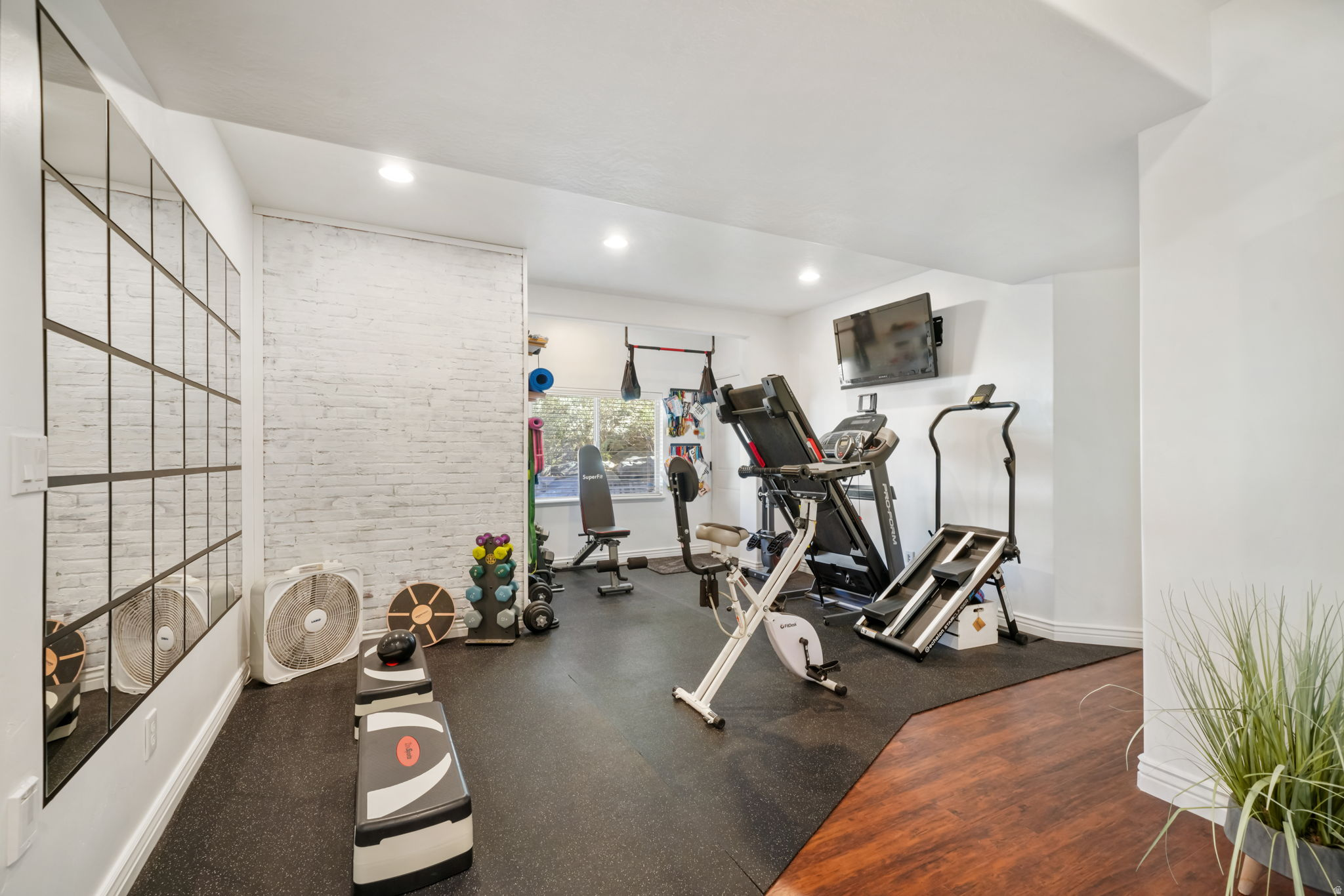 THE BENCHES - Residential