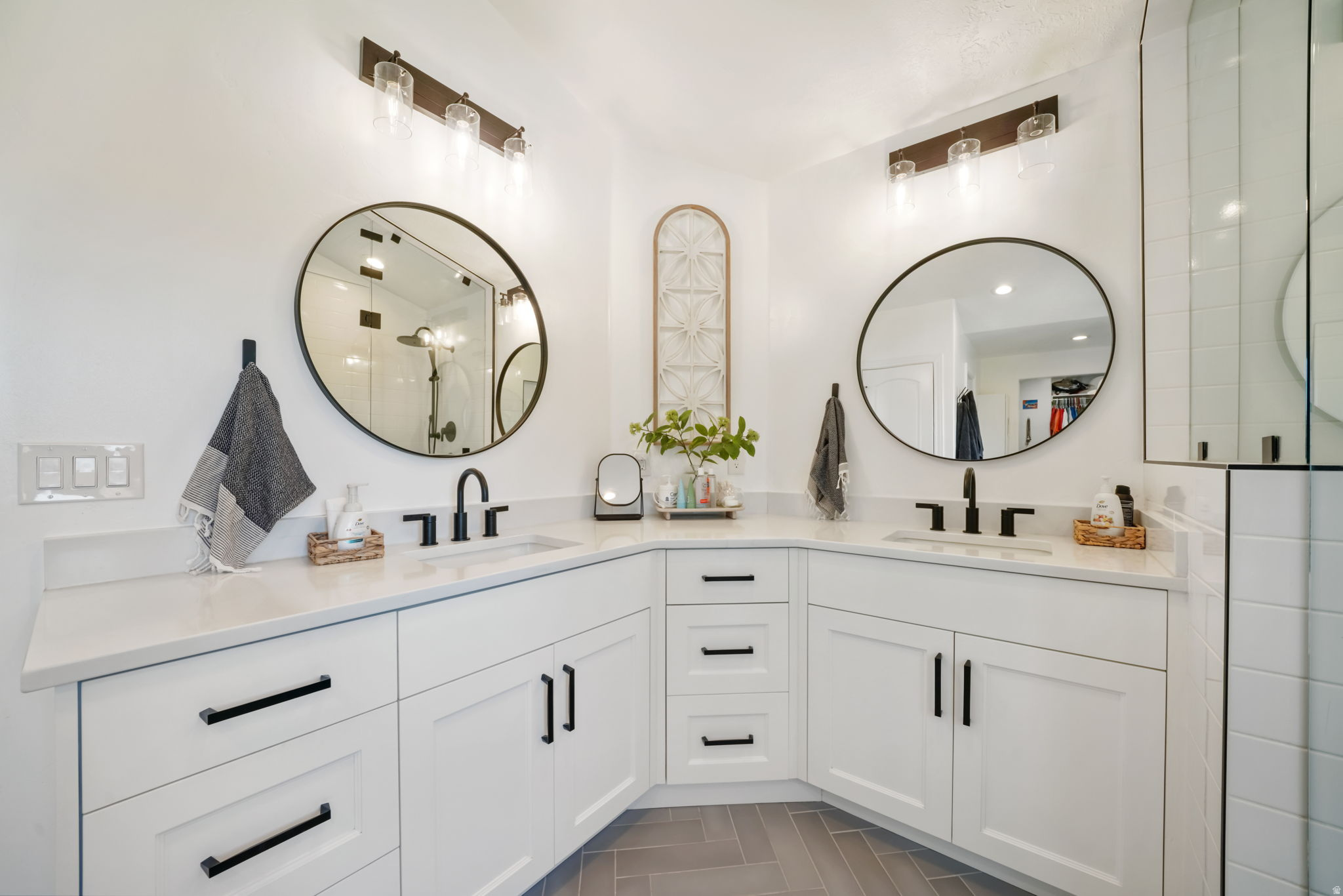 THE BENCHES - Residential