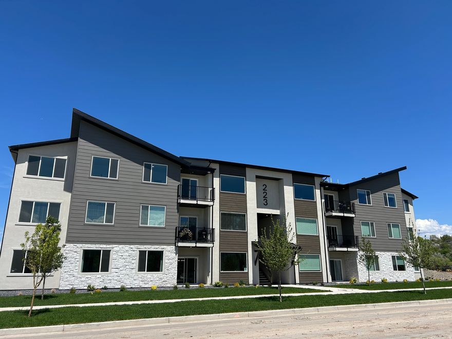 Middle level condo is available for buyer to make all interior selections @ our design center! Builder is including $9,600 in flex incentives! Located in new, desirable River Run community. 9' ceilings w/large windows w/ ample lighting. Condo is next to the clubhouse and pool. The brand new Spanish Fork Rec Center is barely 1 block away! Close to schools, shopping and restaurants. Home is currently under construction so please visit our decorated model home located @ 223 E. Volunteer Dr. in Spanish Fork