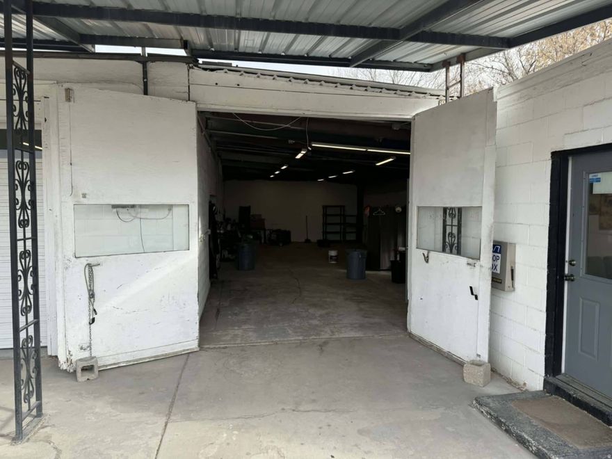 Industrial space for lease. 1078 sq ft of Prime commercial use. Shared use of bathroom and waiting area. Mechanic shop, woodworking or many other possibilities.