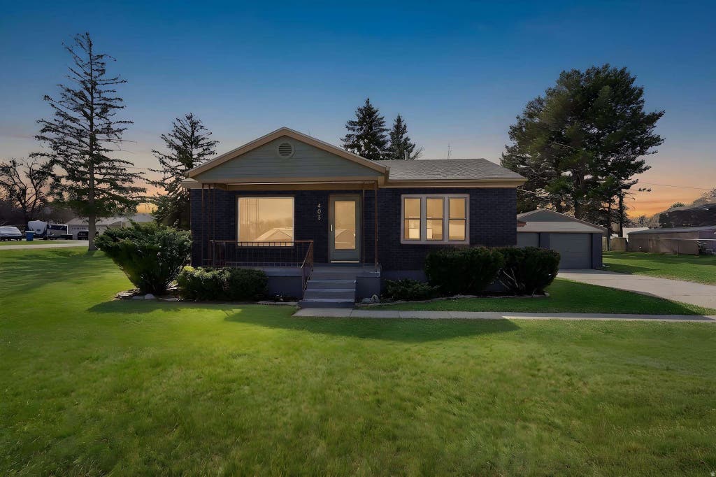 Photo of 403 HIGHLAND DR, Riverdale, UT 84405 (MLS # 2138572)