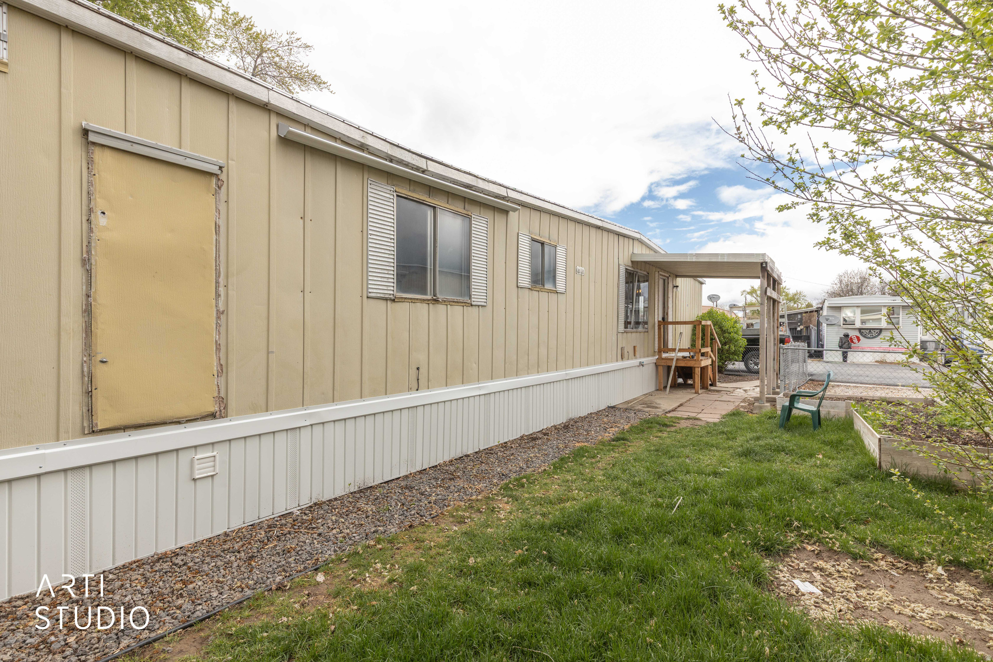 Main image without alt text