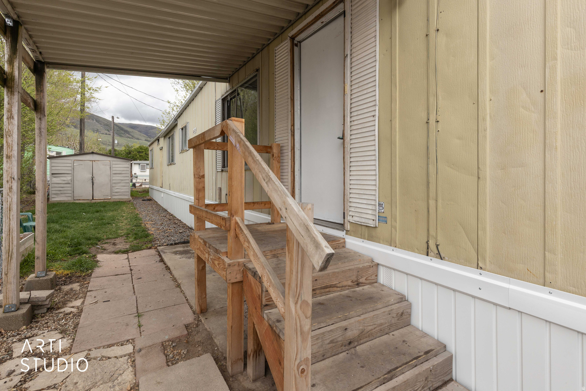 Main image without alt text