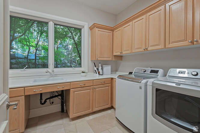 Sandy, Utah 84092, United States, 5 Bedrooms Bedrooms, ,6 BathroomsBathrooms,Residential,Active,224674