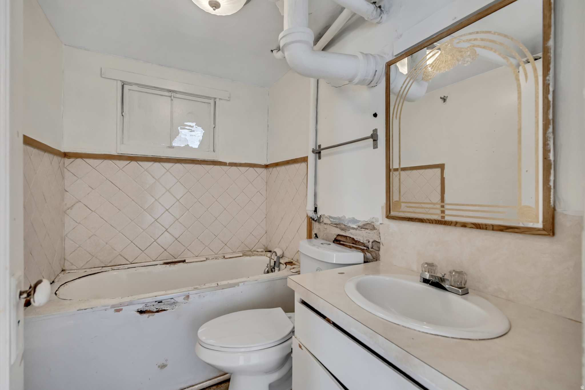 Main image without alt text