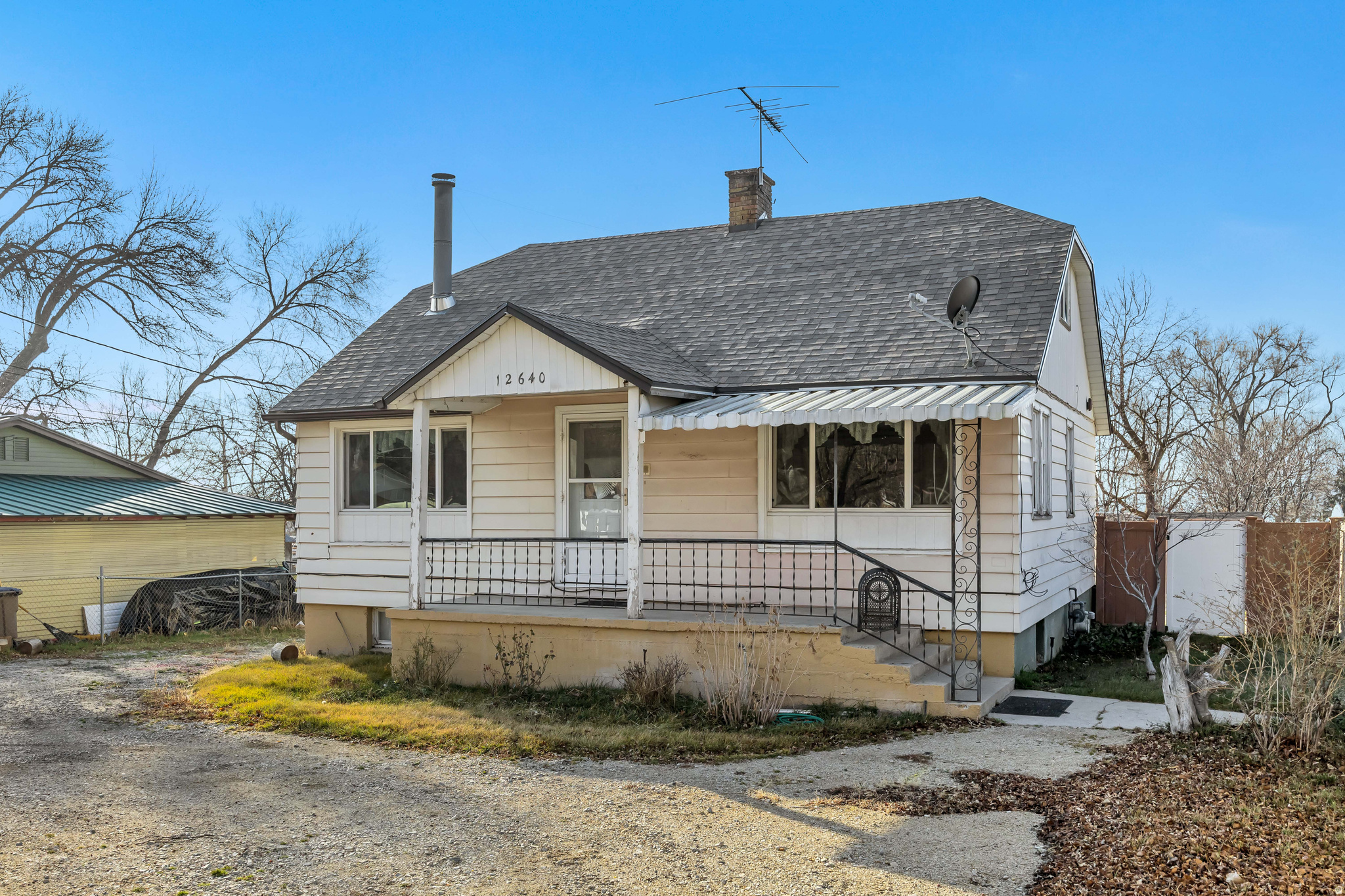 Main image without alt text