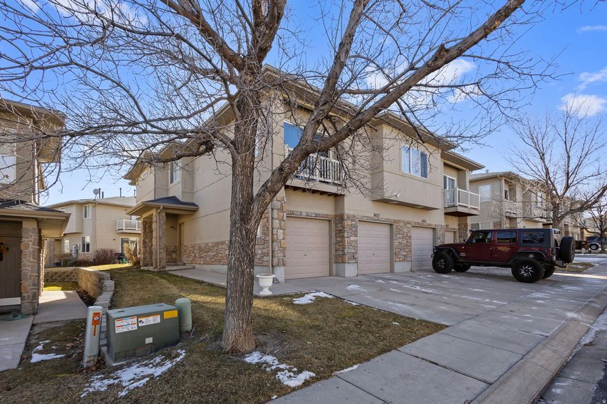 This End unit townhouse has 3 bed and 2.5 baths. Main floor has an open floor plan with kitchen, dining area, family room with vaulted ceilings,  and an abundance of windows for a sunny atmosphere. Family room has sliding doors that lead to a patio. Primary suite has walk in closet bay window and balcony. This community has it all - pool, spa, club house, workout room, picnic area, playground, barbecue. HOA paid - sewer, trash, water, insurance.