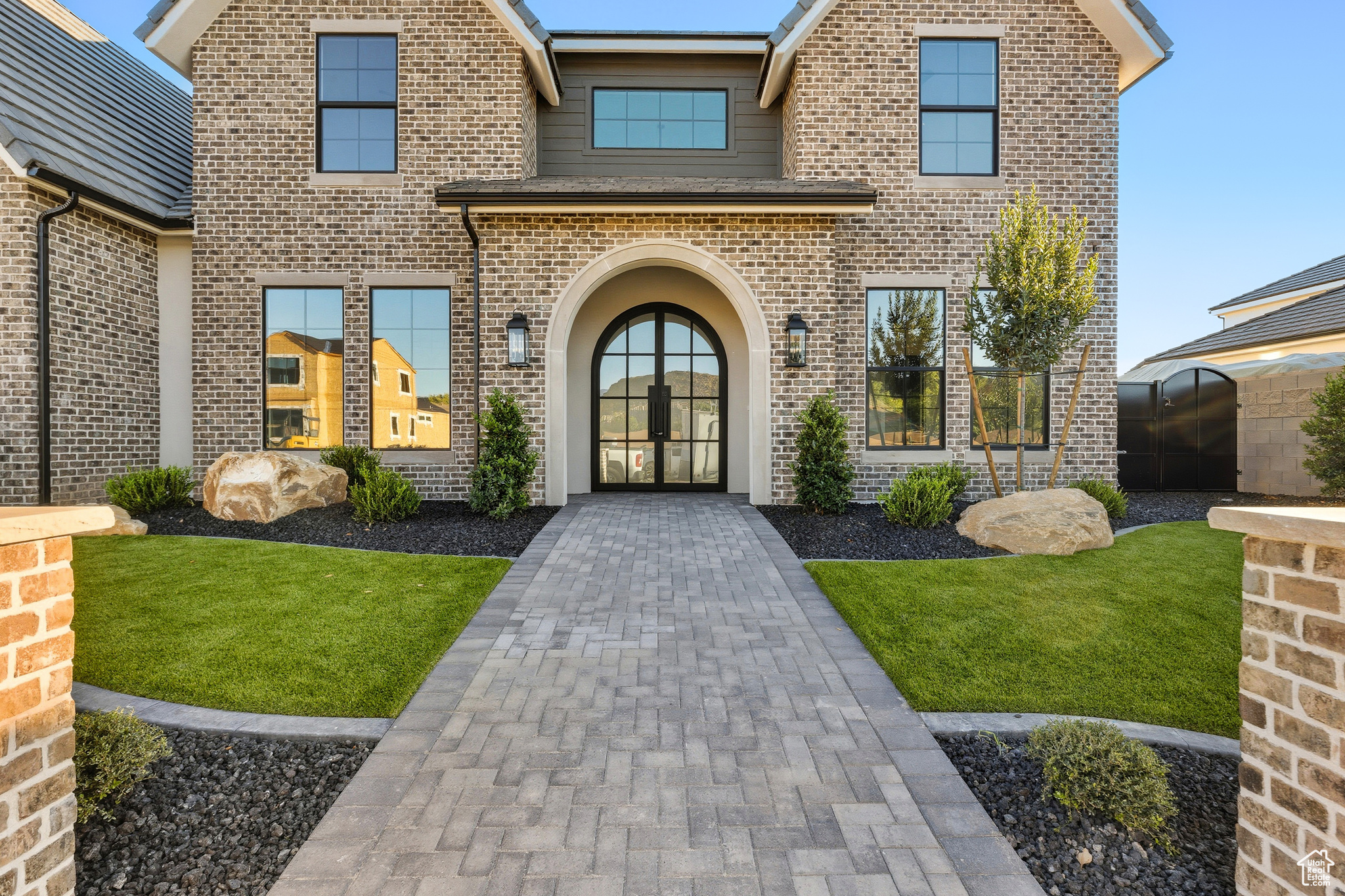 QUEENSRIDGE - Residential