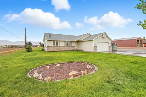 Photo of 403 S WORTHINGTON ST, Grantsville, UT 84029 (MLS # 2120111) Photo of 403 S WORTHINGTON ST, Grantsville, UT 84029 (MLS # 2120111)