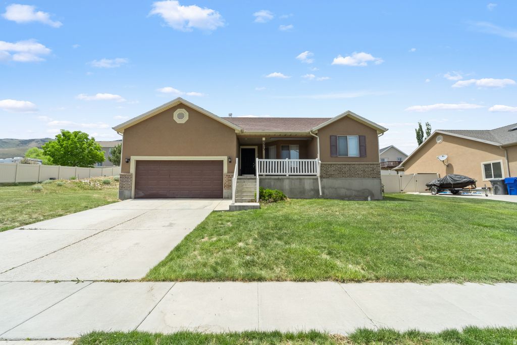 Photo of 3973 S LAKE VISTA DR, Saratoga Springs, UT 84045 (MLS # 2160496)