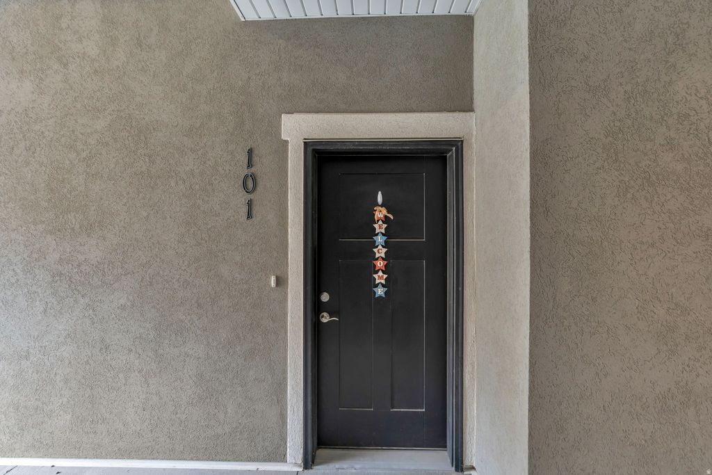 Photo of 1816 W EAGLEWOOD DR #101, Saratoga Springs, UT 84045 (MLS # 2142566)