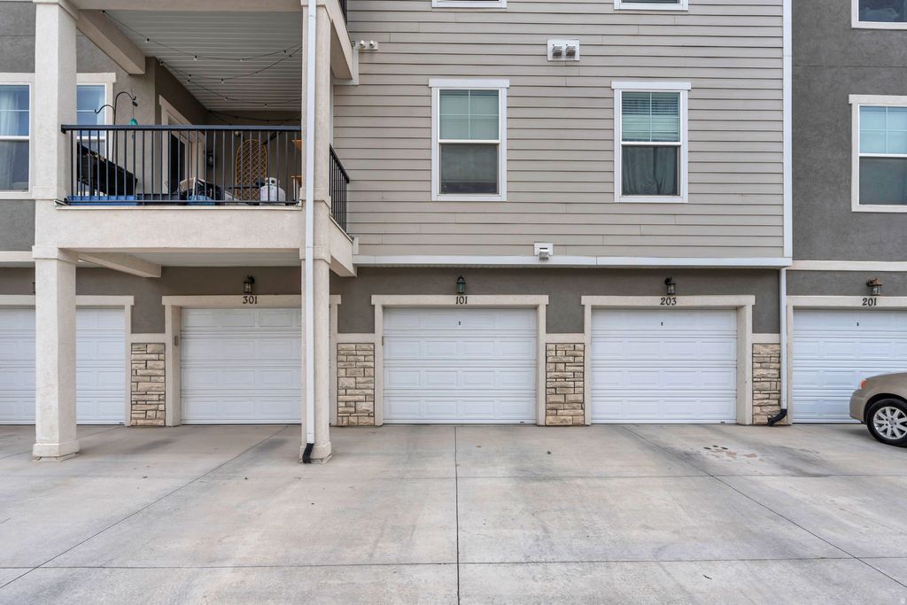 Photo of 1816 W EAGLEWOOD DR #101, Saratoga Springs, UT 84045 (MLS # 2142566)