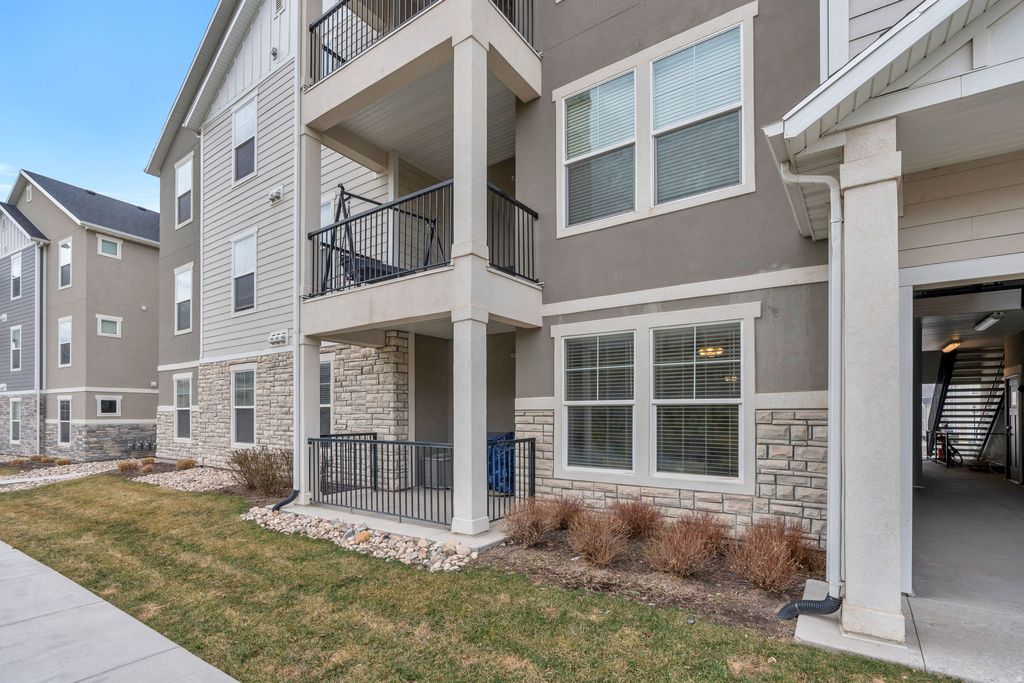 Photo of 1816 W EAGLEWOOD DR #101, Saratoga Springs, UT 84045 (MLS # 2142566)