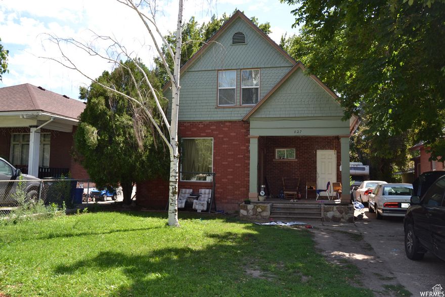 Duplex monthly rent income $4000!! Tenants pay all utilities. It's about $50,000 annual income !! Very high cash flow !! Year 2024 new roof. Main floor 4 bedrooms 1 full bathroom 1 kitchen 1 living room 1 very big dinning room 1 laundry. 2nd floor 1 bedroom 1 bull bathroom 1 kitchen 1 living room 1 laundry. A very good location. No showing both units until under contract. Please do not disturb tenants. Welcome to contact Agent to ask any questions.