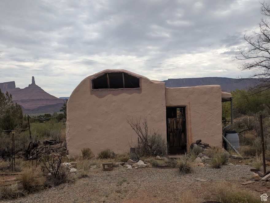 The Queen and creator of the Gourd Festival lived here ! It is a unique home with it's foam insulation across metal arches, and it is very energy efficient. It has a very large attached art studio/work shop where Cris did her lovey work on her Gourds, and other art projects, which is not fully enclosed, but seems to keep the elements mostly out.  The living space is light and airy with high ceilings and a wood burning stove  for heat in the great room, which contains living room and kitchen, and also heats the bathroom and bedroom. New on demand hot water heater. Wonderful views of all that Castle Valley has to offer. There is a very creative spirit in this place. A very mature pistachio tree lives here, and lots of native trees and shrubs.