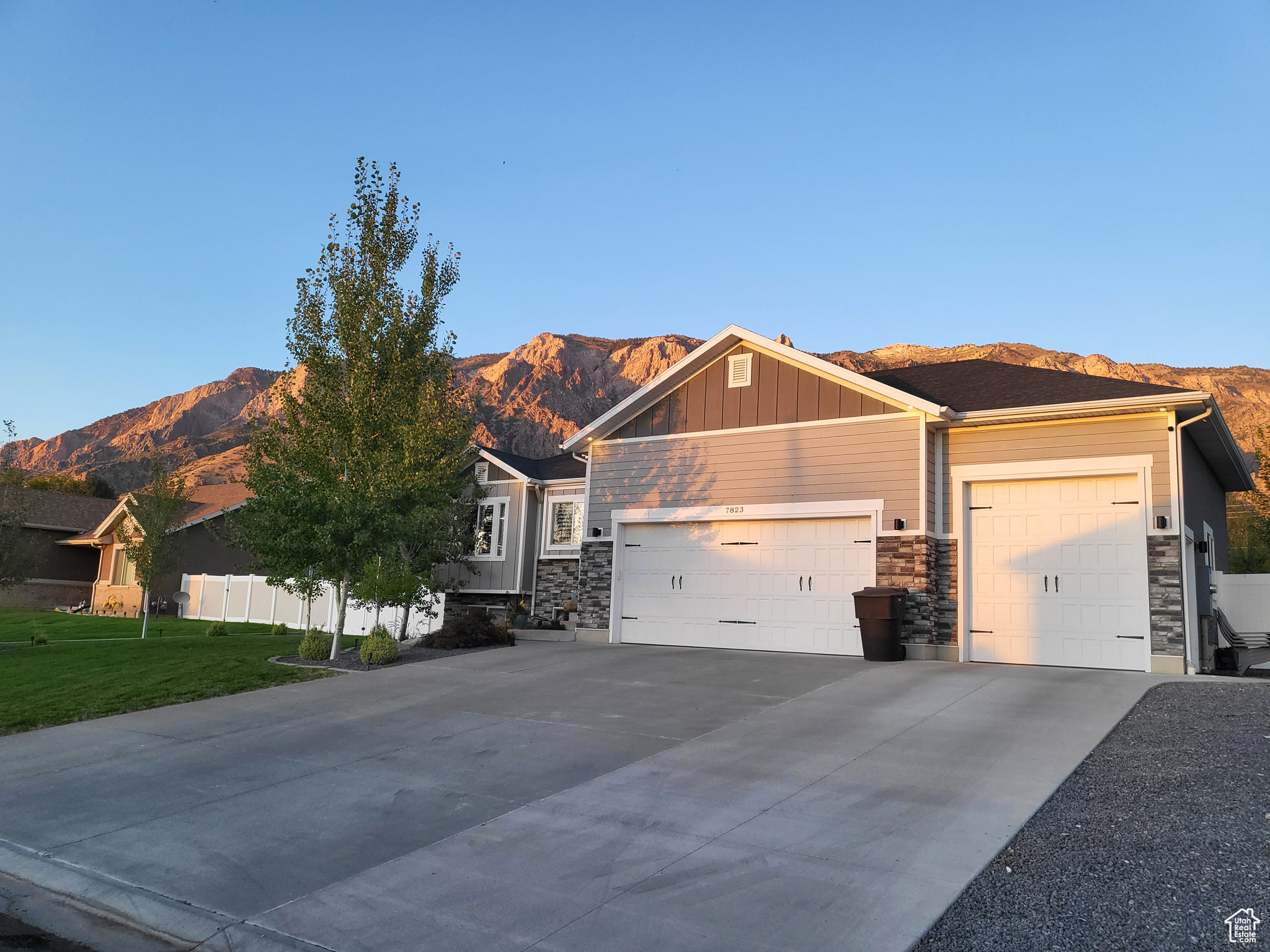 This rambler is beautifully maintained, nicely landscaped, fenced backyard. This home features 3 bedroom, 2.5 baths, master walk-in shower with barn door to bathroom. single level living, 3 car oversized garage, full unfinished basement, located on .49 acre lot, culdesac, view of mountains and valley.