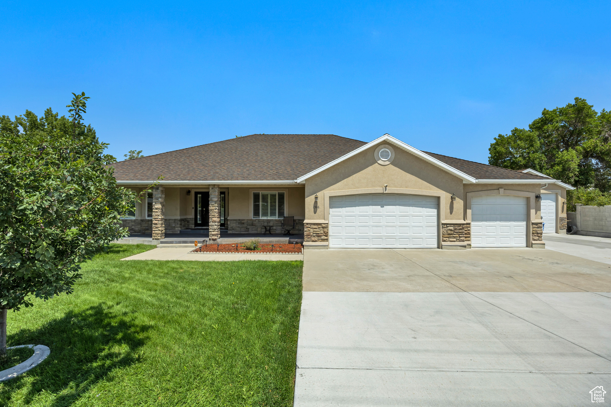 Main image without alt text