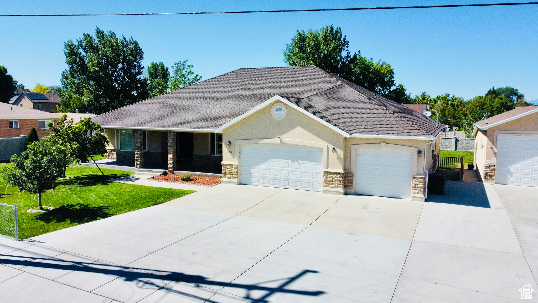 Main image without alt text