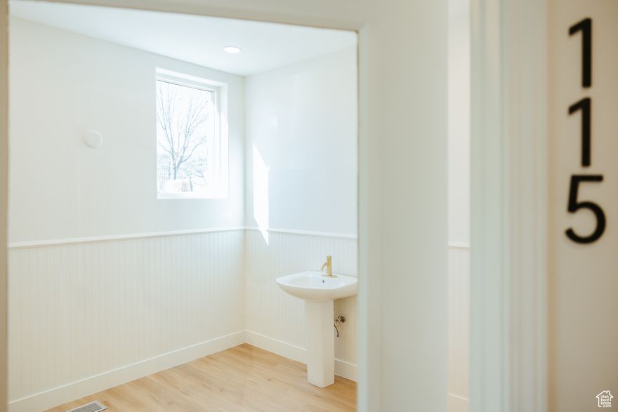 Executive workspaces for lease. Currently lease to beauty professionals but still have several suites available for other professions: accounting, therapy, architecture, insurance, etc etc.  Price includes utilities, wifi and 24/7 access.   Prices range from $600-1100/month depending on size of space.