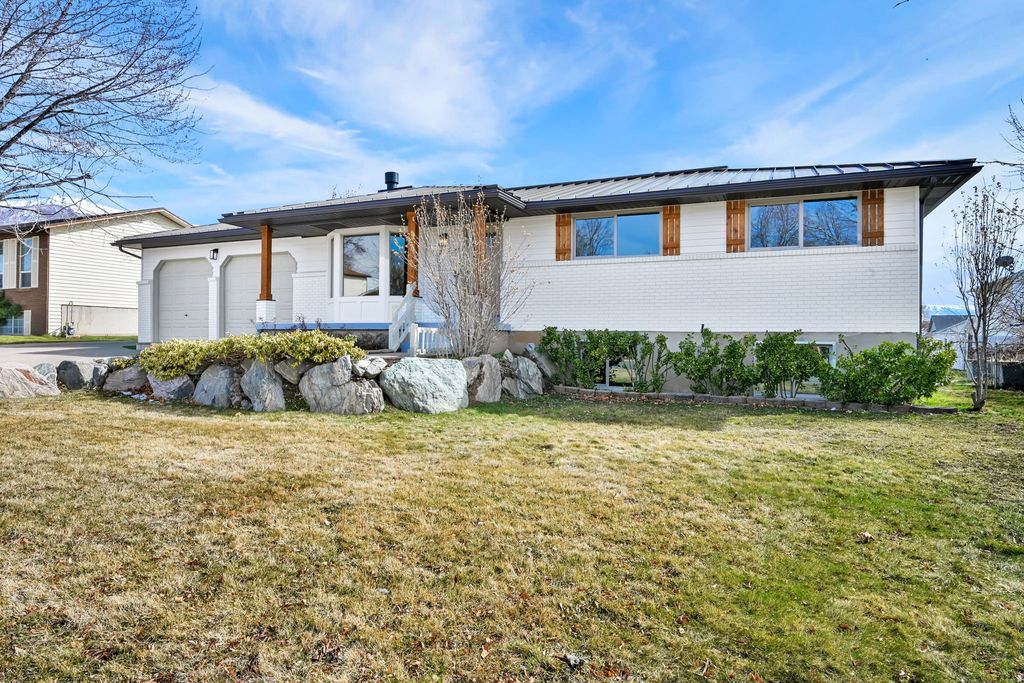 Photo of 9 W PARK DR, Kaysville, UT 84037 (MLS # 2139038)