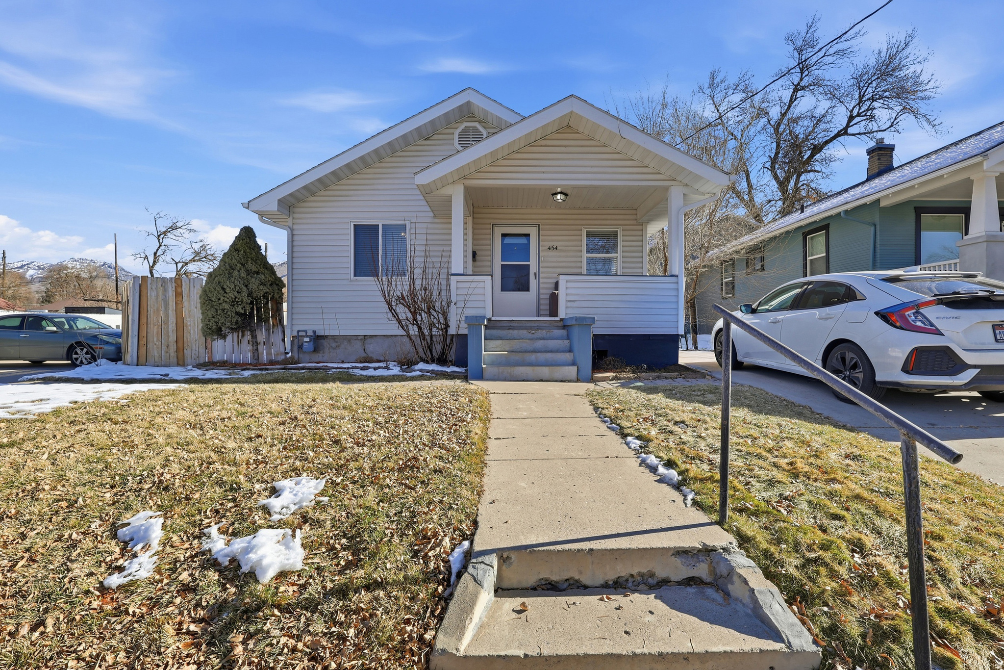 Main image without alt text