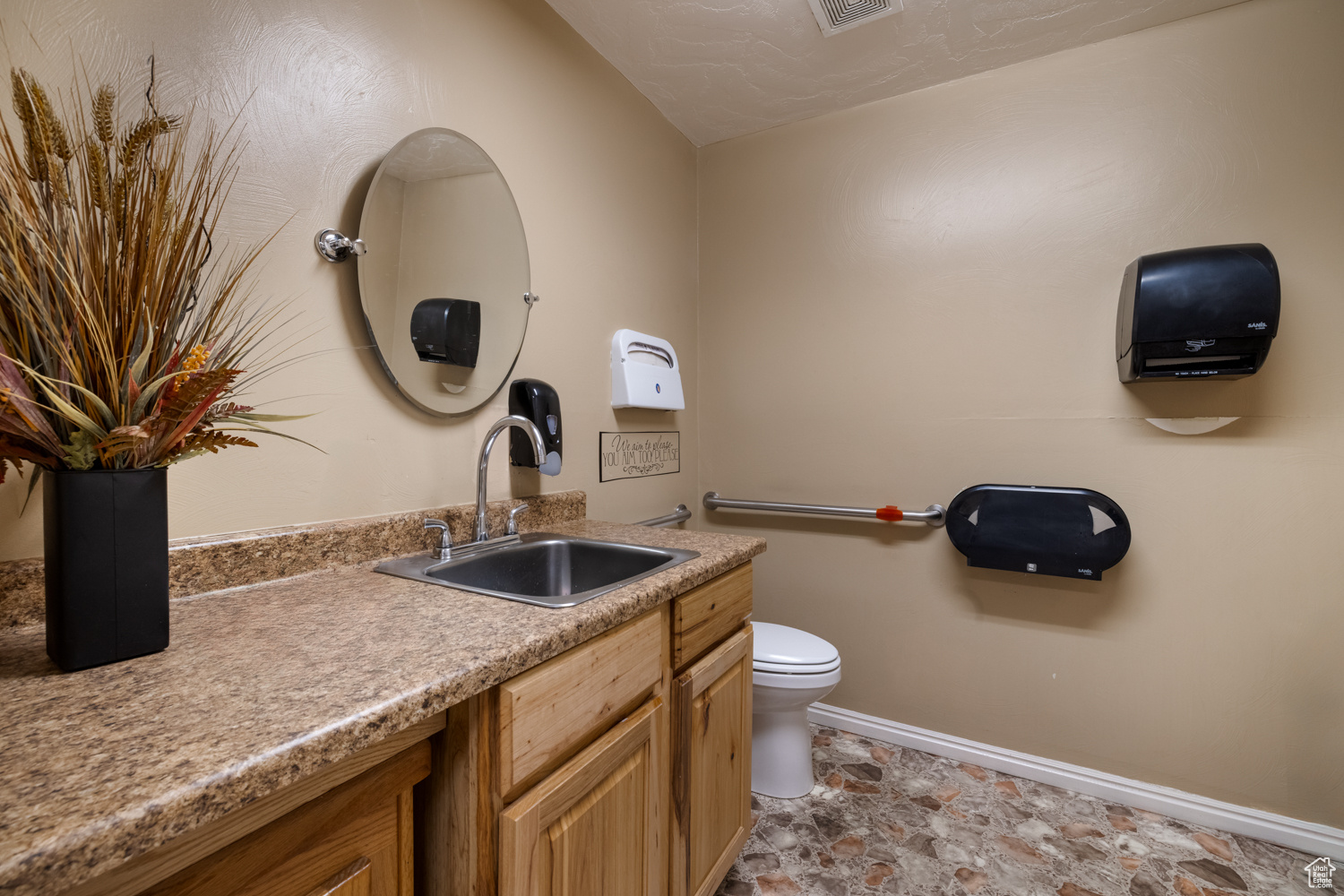 Main image without alt text