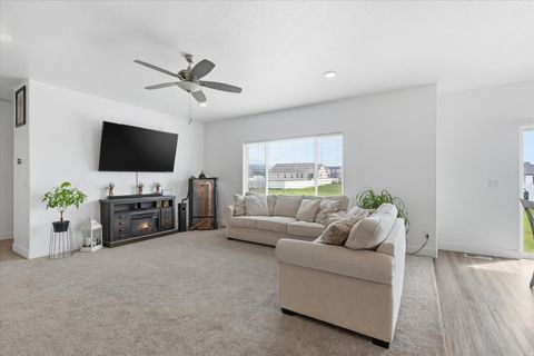 Tiny photo for 460 E 535 S, Hyrum, UT 84319 (MLS # 2154633)
