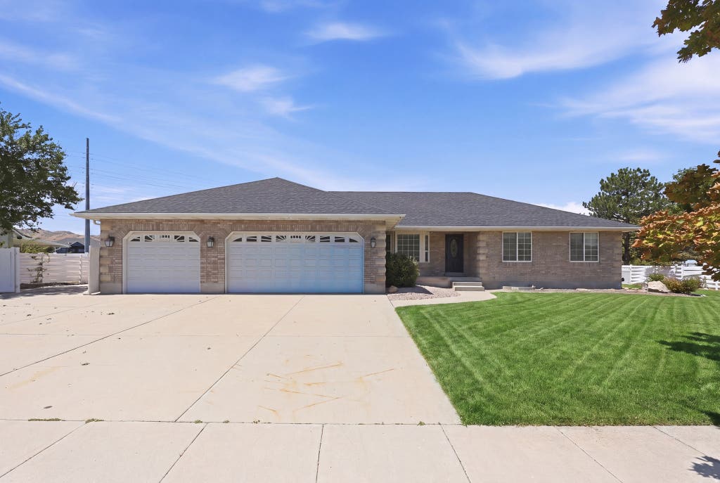 Photo of 14434 S VANTAGE CIR W, Bluffdale, UT 84065 (MLS # 2174450)