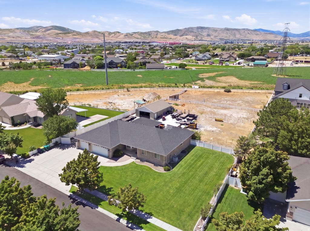 Photo of 14434 S VANTAGE CIR W, Bluffdale, UT 84065 (MLS # 2174450)