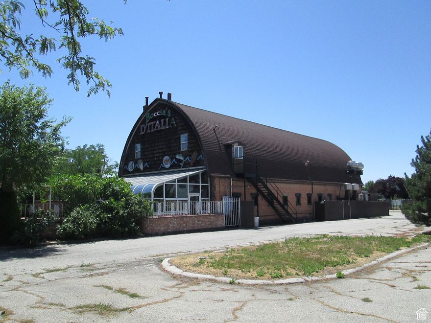 CLASSIC RETAIL SPACE ON NORTH WASHINGTON BLVD IN HARRISVILLE FOR SALE OR LEASE. GROUND LEVEL IS UNFINISHED, SECOND AND THIRD LEVELS HAVE BEEN USED AS A DINNER THEATRE, RECEPTION CENTER AND A HOST OF OTHER USES. PLENTY OF POSSIBILITIES WITH THIS PROPERTY.