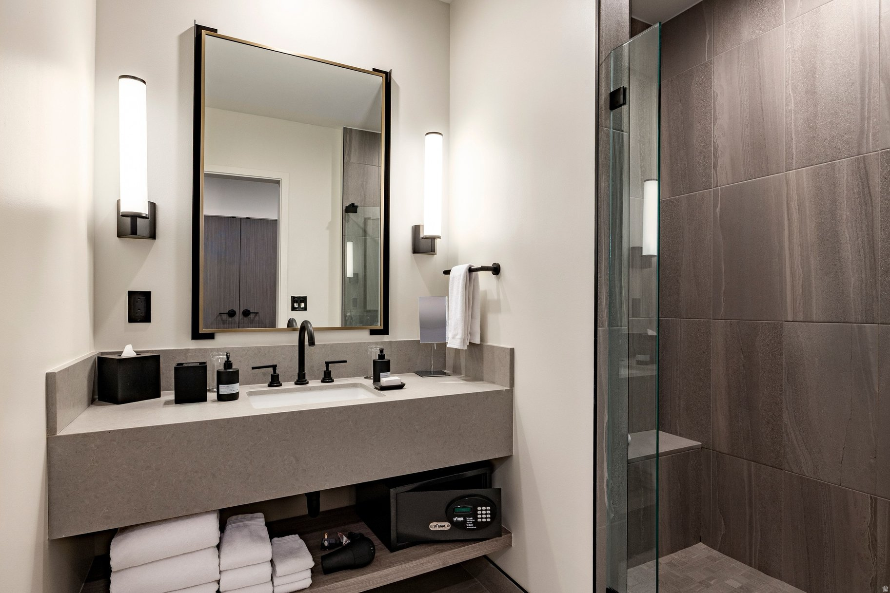 RC17 RESIDENCES AND - Residential