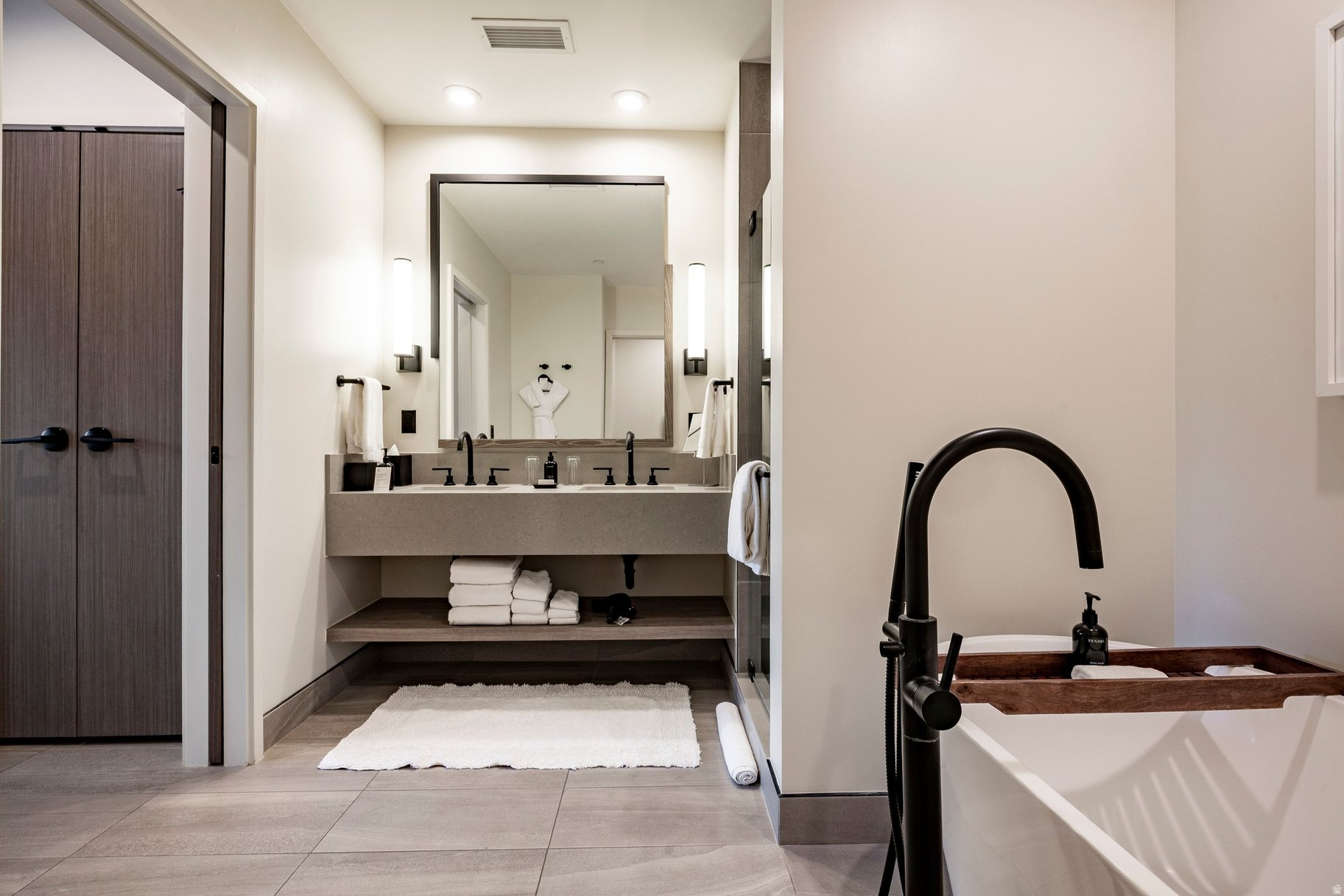 RC17 RESIDENCES AND - Residential