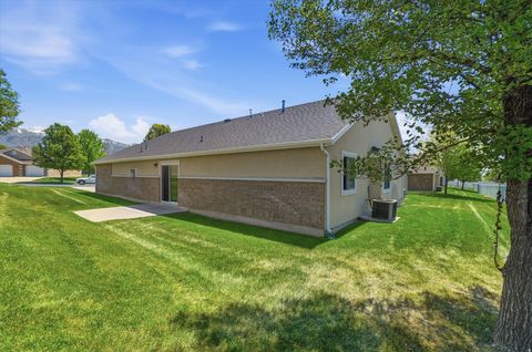 Tiny photo for 2333 N GARDEN LN W #32, Layton, UT 84041 (MLS # 2157120)