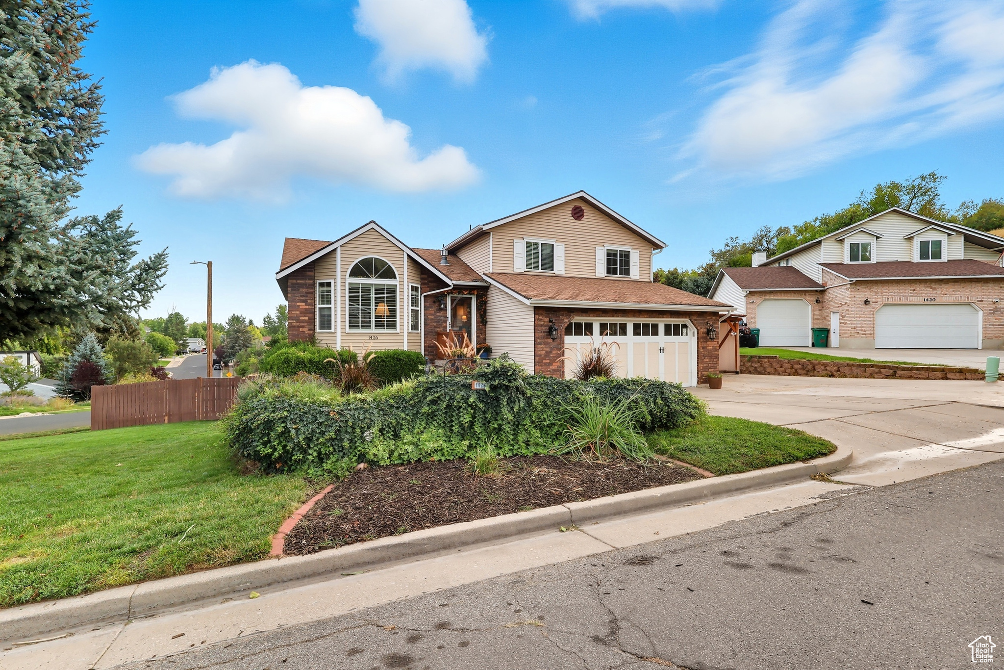 COUNTRY HOLLOW - Residential
