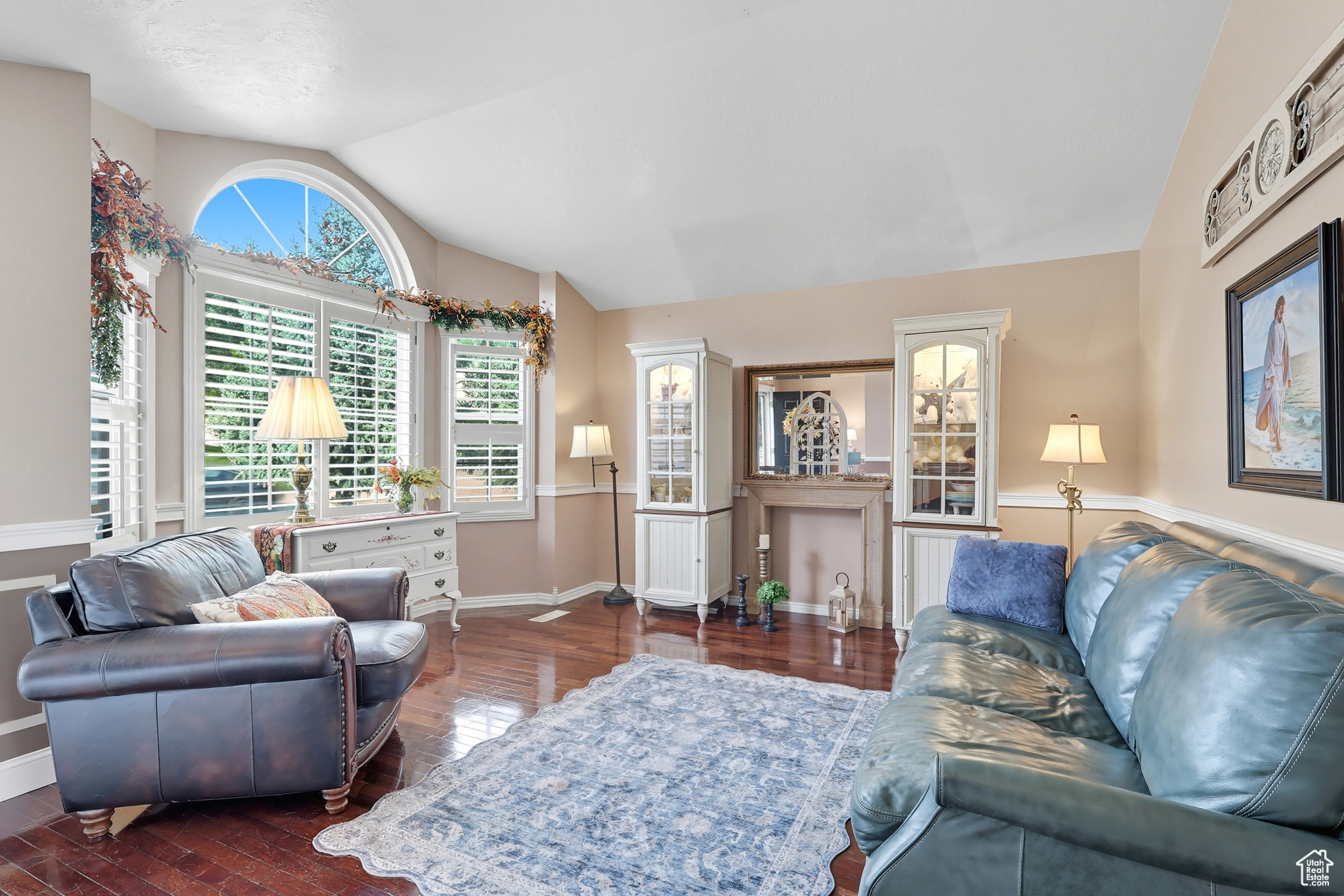 COUNTRY HOLLOW - Residential