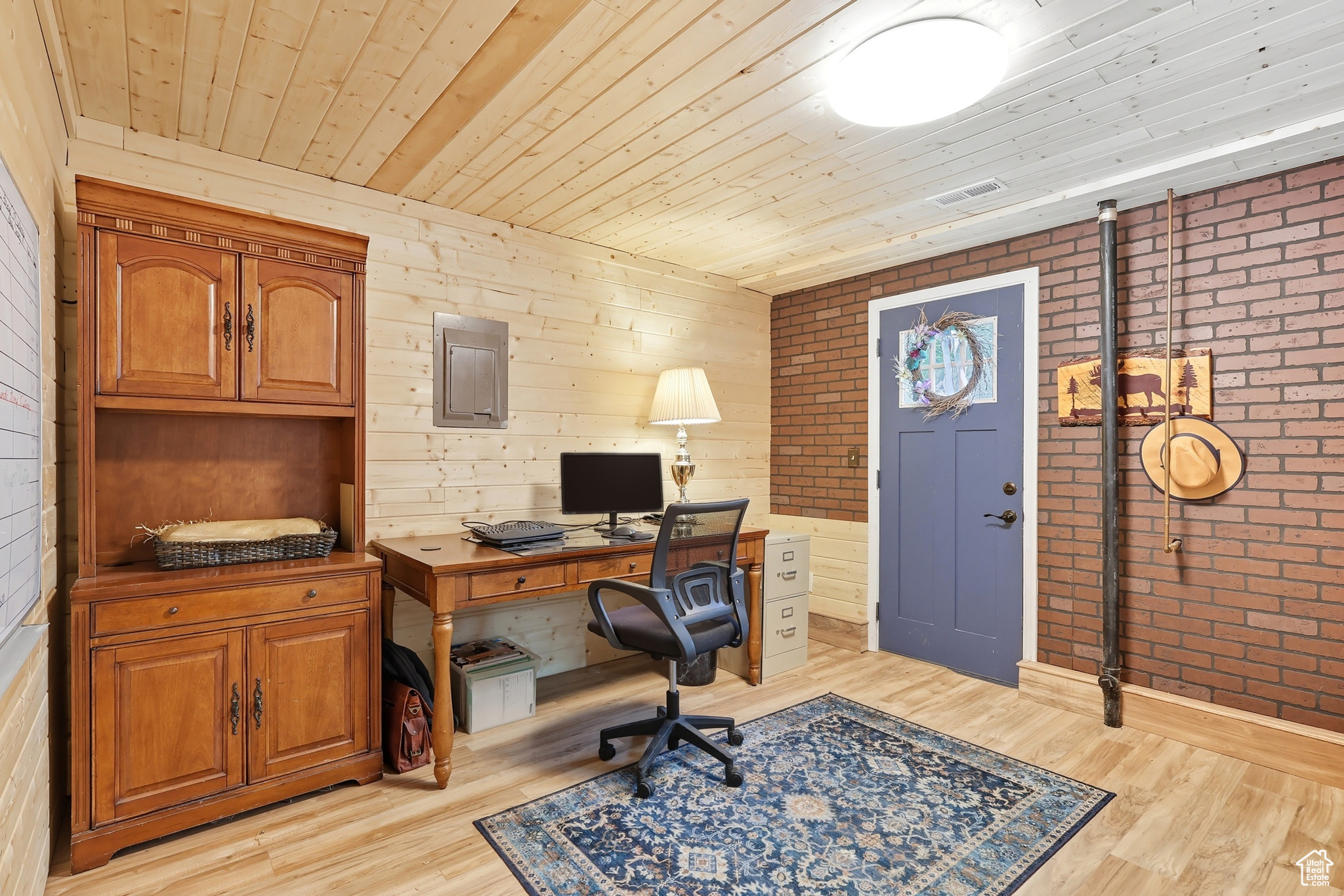 COUNTRY HOLLOW - Residential