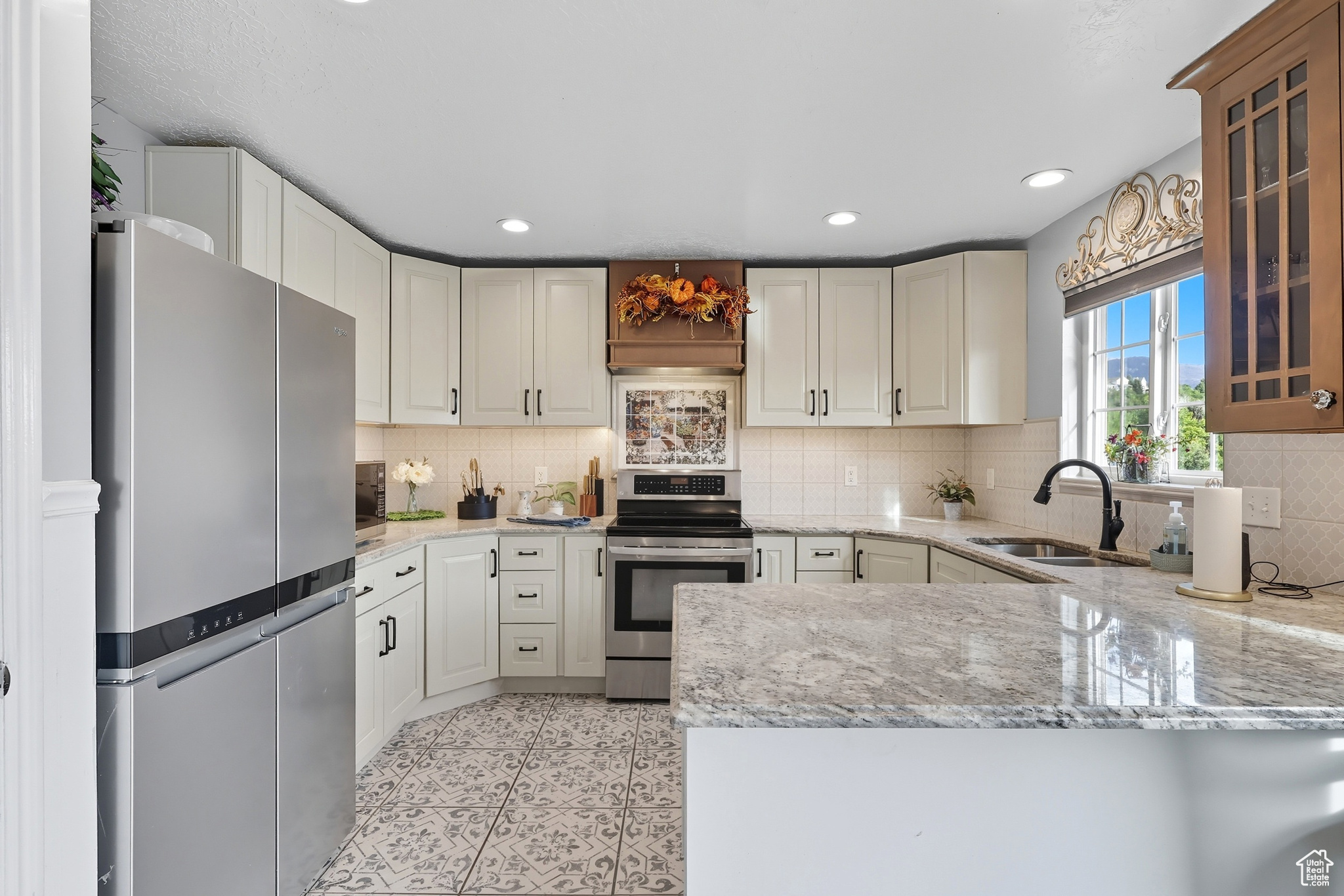 COUNTRY HOLLOW - Residential