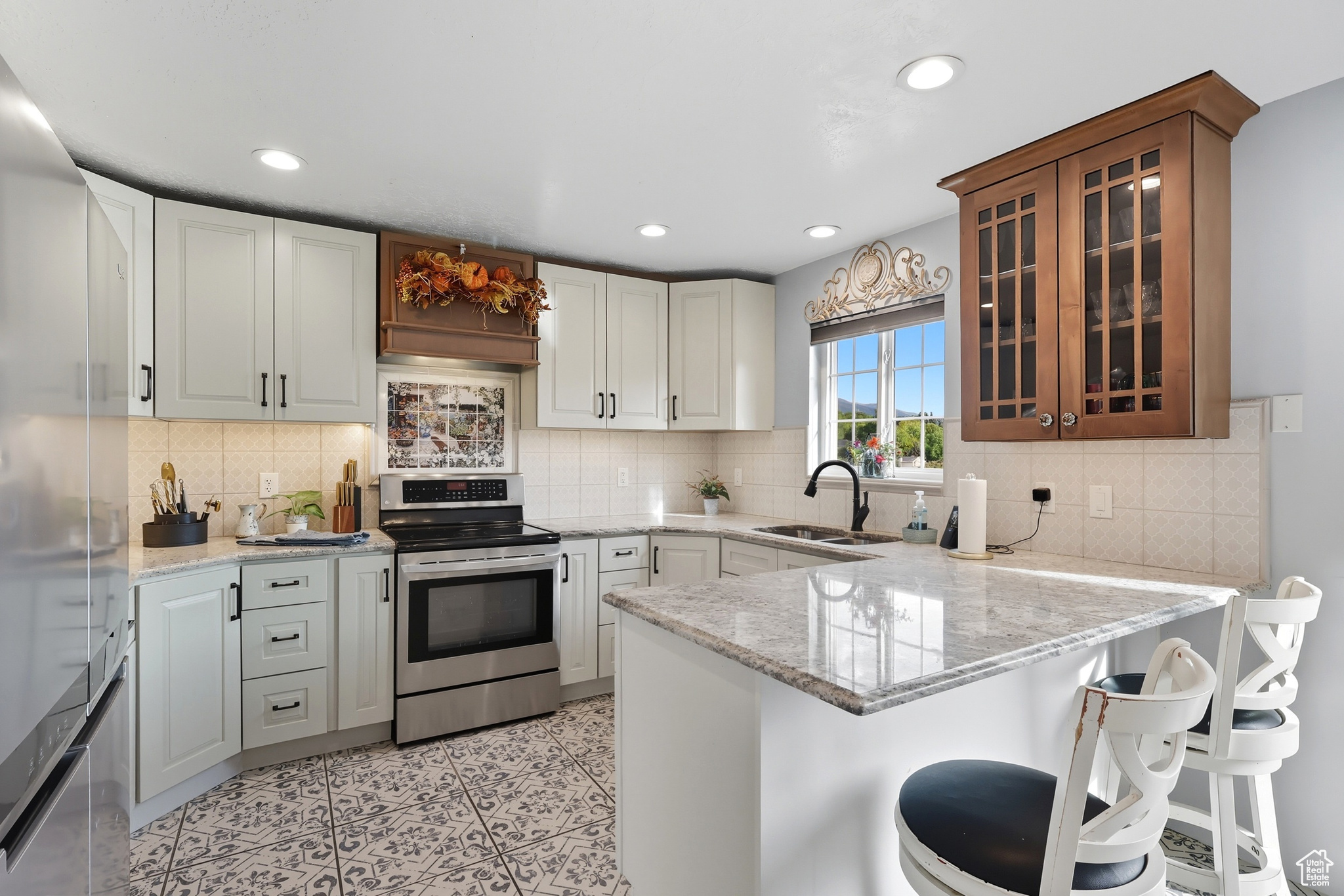 COUNTRY HOLLOW - Residential