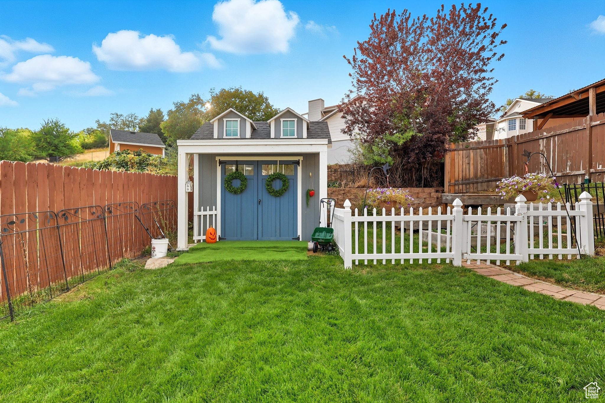 COUNTRY HOLLOW - Residential